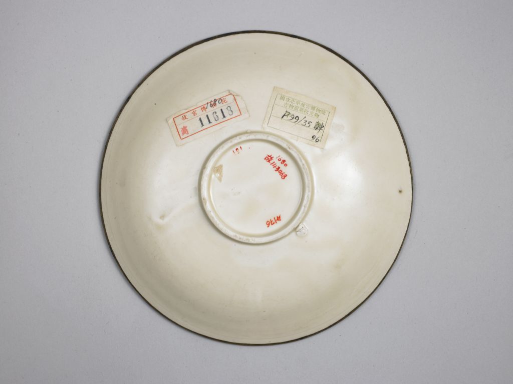 图片[3]-Ding Kiln White Glaze Carved Hemerocallis Plate-China Archive